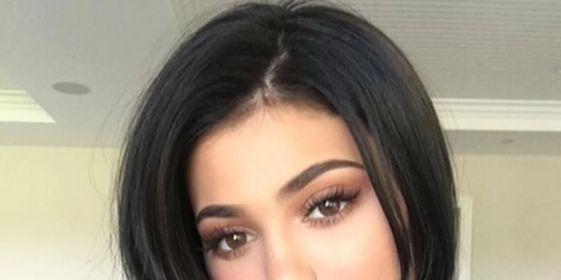 Εμφανώς μεγαλύτερα χείλη μόνο με το μολύβι χειλιών