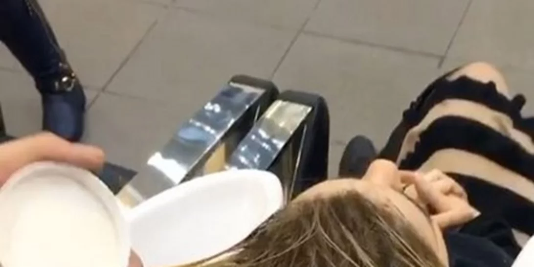 Αυτός ο κομμωτής πετυχαίνει το ιδανικό καστανό χρώμα βάφοντάς τα μαλλιά με Nutella!