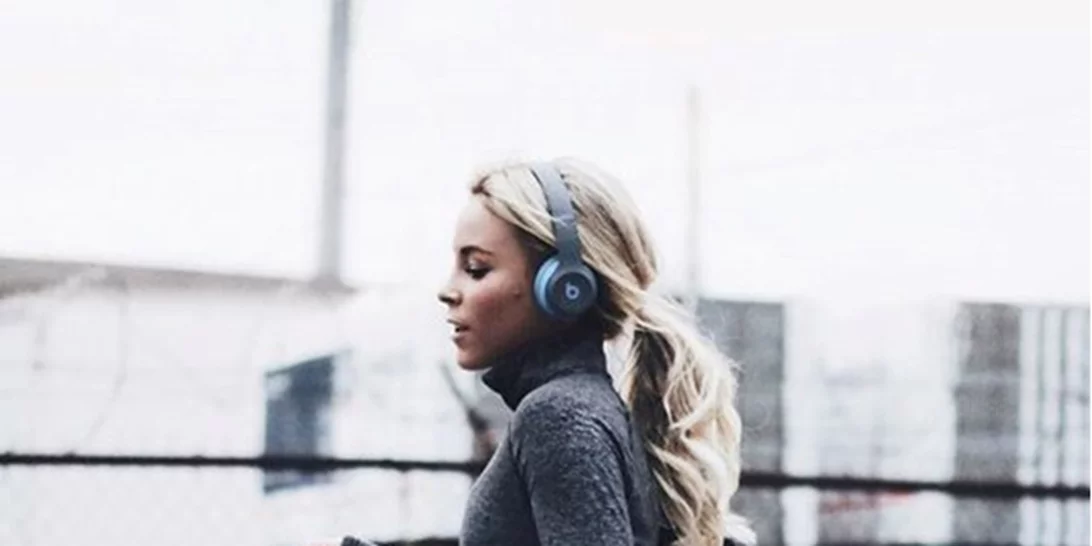 20 ανεβαστικά τραγούδια που κάνουν το τρέξιμο να μοιάζει παιχνιδάκι