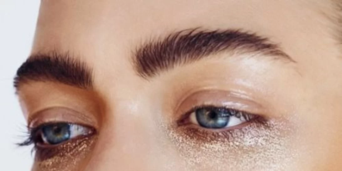 Ξενύχτησες; Δεν θα το καταλάβει κανείς! Ορίστε πώς να καλύψεις τους μαύρους κύκλους