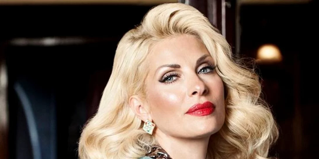 Ελένη Μενεγάκη:Το σέξι σταυροπόδι & το τεχνικό λάθος στην εκπομπή της