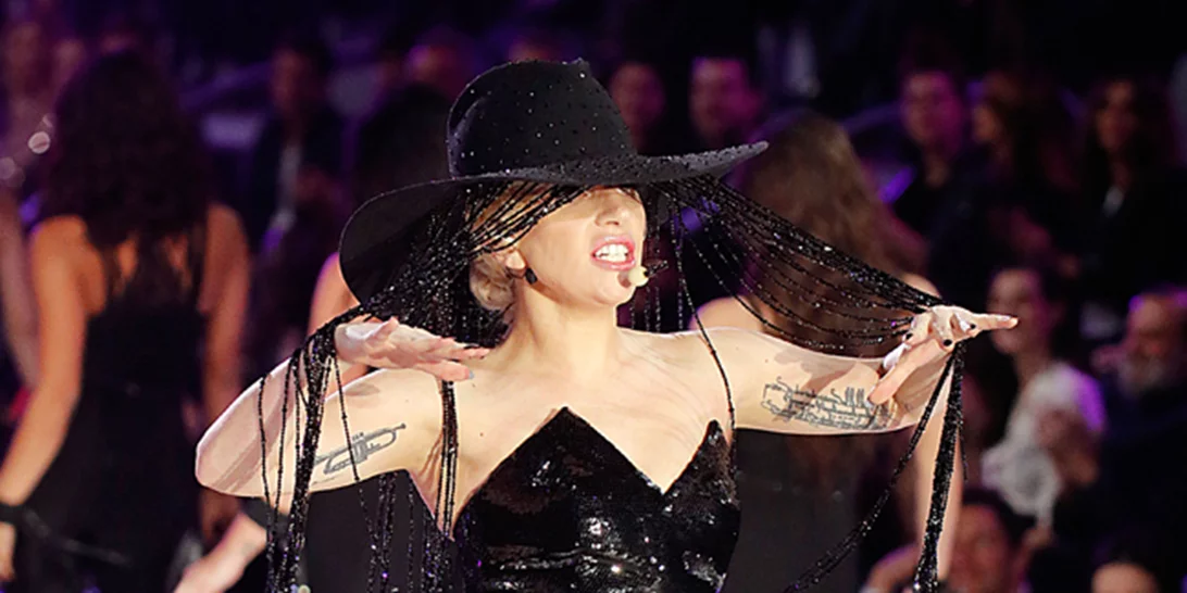 Lady Gaga: Πόσα εκατομμύρια στοίχισε το καπέλο της στο show της Victoria's Secret;