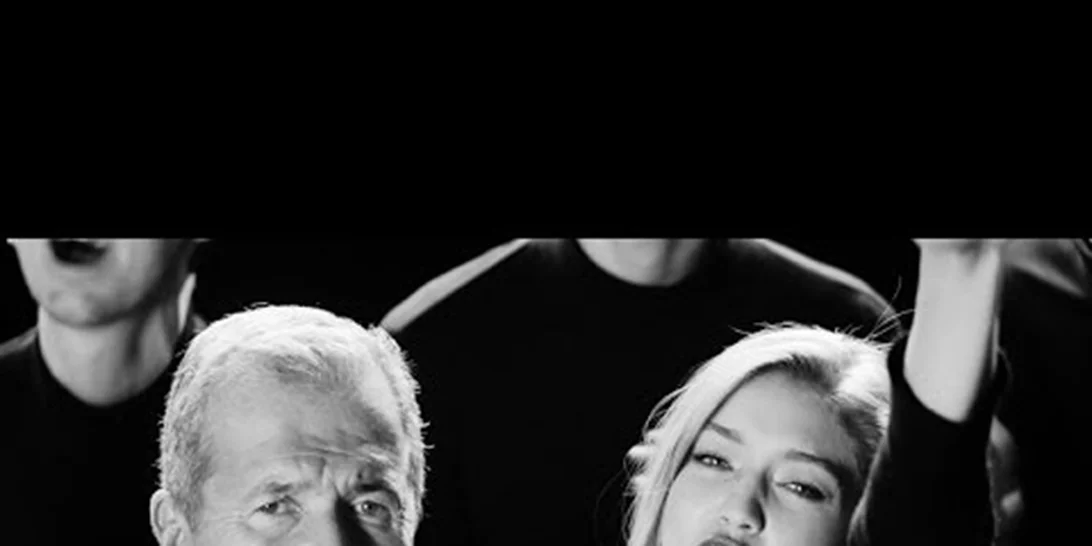H Gigi Hadid και ο Mario Testino τραγουδούν "Feliz Navidad" (βίντεο)