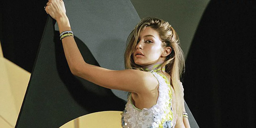 Gigi Hadid: Φωτογραφήθηκε γυμνή για τη νέα καμπάνια της Versace