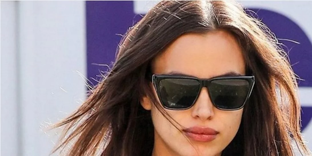 Irina Shayk: Βόλτα στην παραλία με φουσκωμένη κοιλίτσα