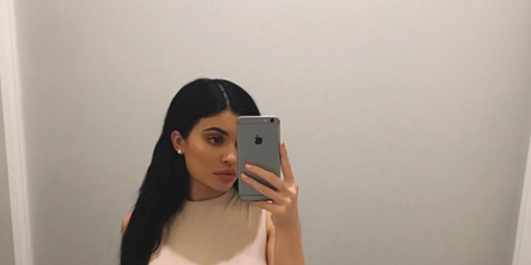 Kylie Jenner: Ποζάρει με τα εσώρουχα και αγκαλιά με ένα φίδι για το ημερολόγιο της