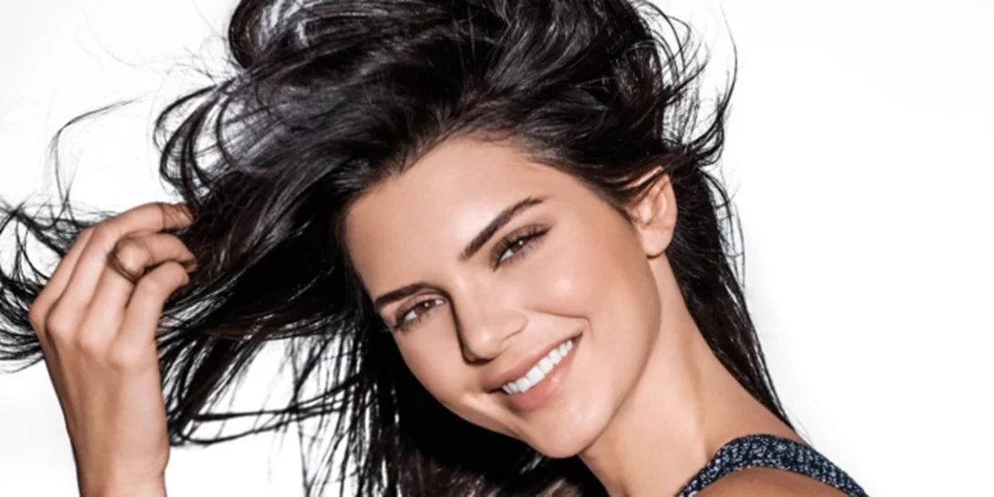 Kendall Jenner: Υιοθέτησε το Xmas Party look της!