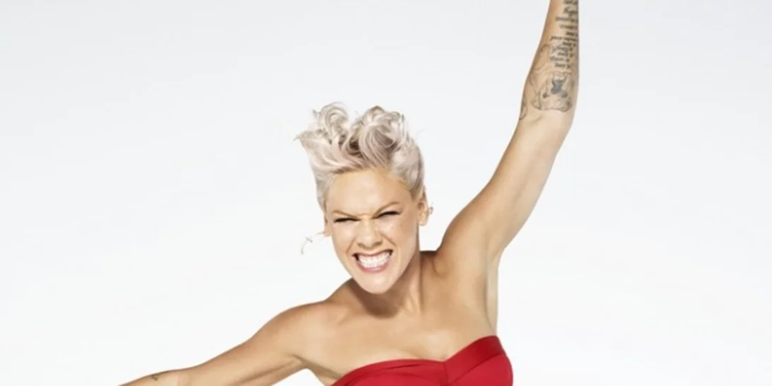 Η εγκυμονούσα Pink ποζάρει topless και η κόρη της, της αγκαλιάζει την κοιλιά!