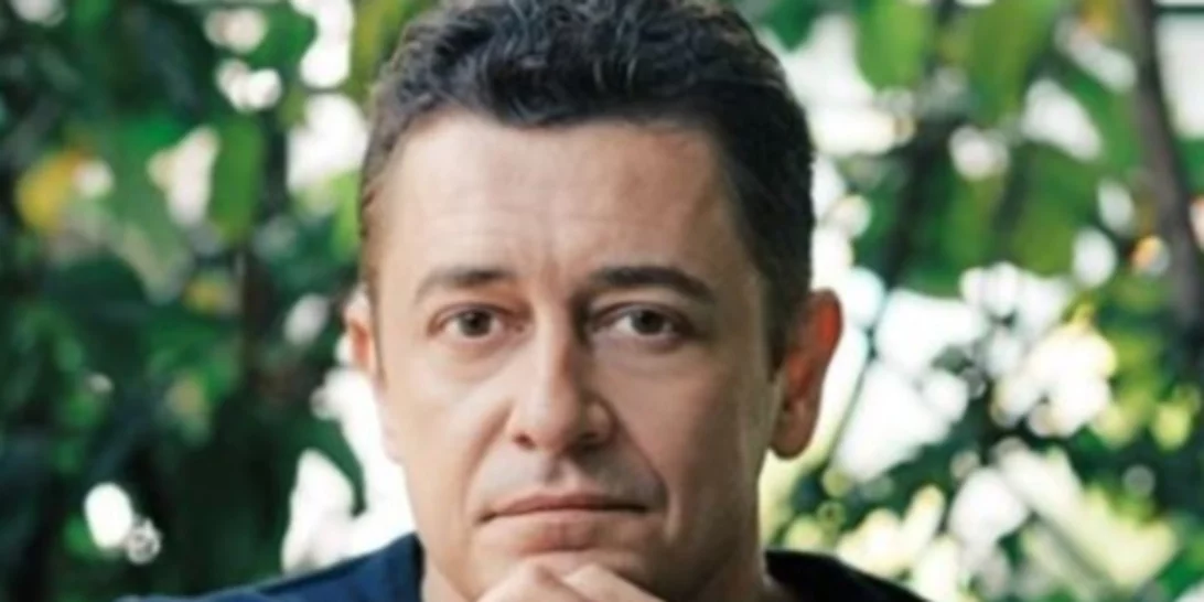 Αντώνης Σρόιτερ: Στολίζει το χριστουγεννιάτικο δέντρο αγκαλιά με την κόρη του