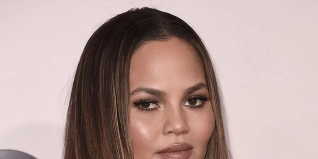 Chrissy Teigen: Δε θα πιστέψεις τι κρύβει στην ντουλάπα της