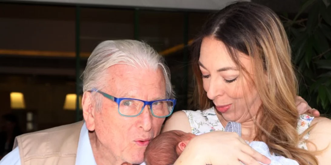 Κώστας Βουτσάς - Αλίκη Κατσαβού: Βάφτισαν τον γιο τους, Φοίβο! (βίντεο)