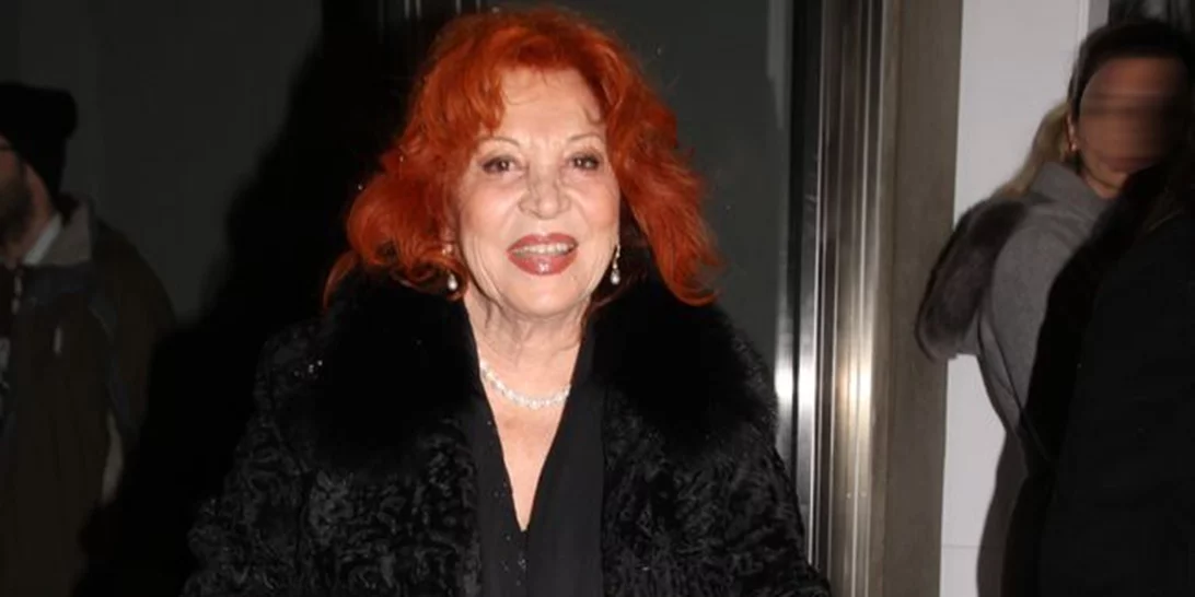 Χρυσούλα Διαβάτη: Στο θέατρο με την κούκλα εγγονή της