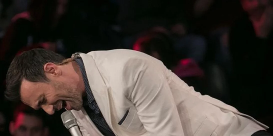 Ο Γιώργος Καπουτζίδης μιμείται τον Μουζουράκη και το αποτέλεσμα… ξεκαρδιστικό (video)