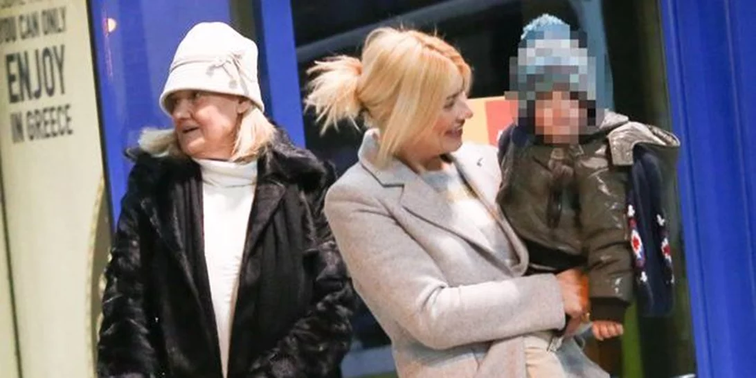 Φαίη Σκορδά: Με το γιο και τη μητέρα της στο αεροδρόμιο