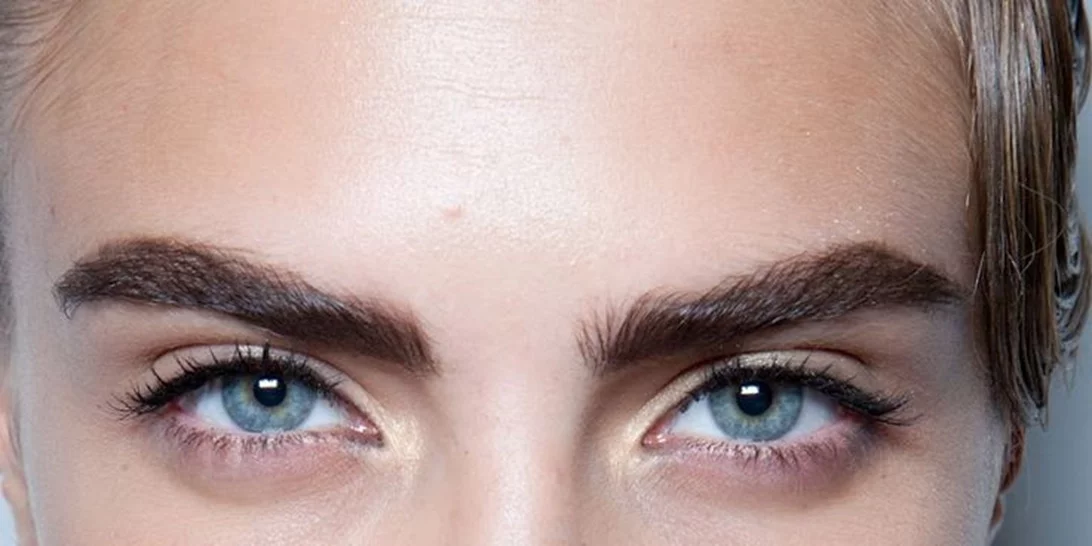 Πώς άλλαξε το σχήμα των φρυδιών μας τα τελευταία 100 χρόνια