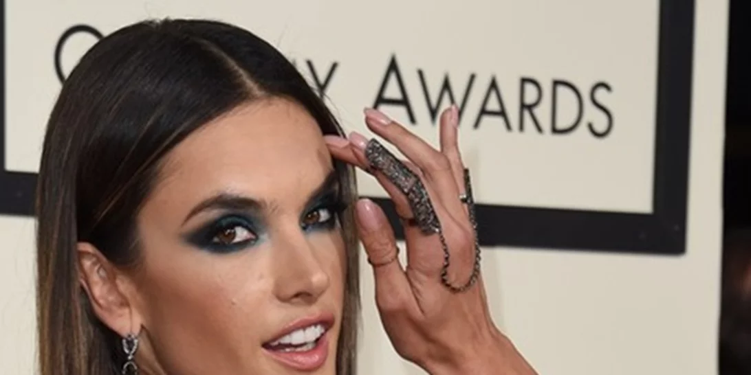 Alessandra Ambrosio: Ποζάρει και προκαλεί εγκεφαλικά