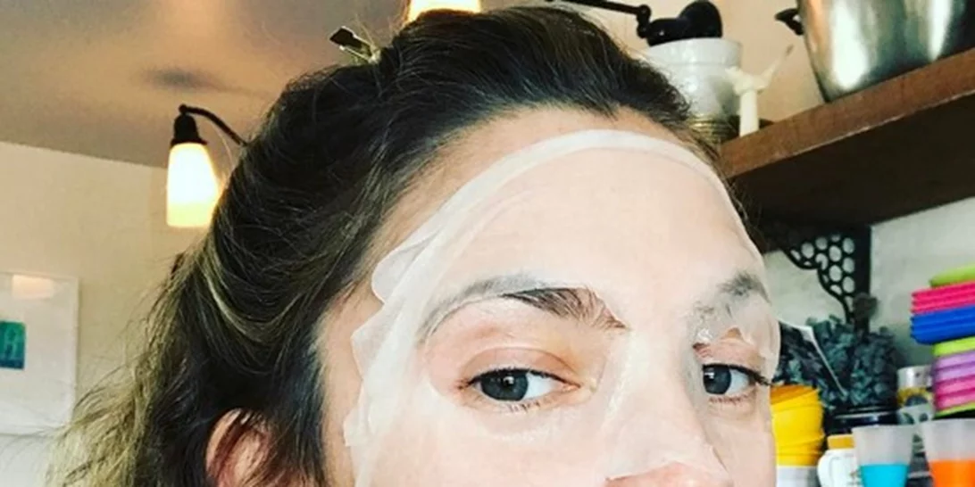 Sheet masks | Τι είναι και γιατί ορκίζονται σε αυτό όλες οι celebs