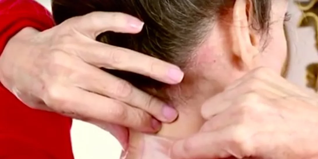 Λένε ότι ο λαιμός αποκαλύπτει την ηλικία σου: Το απόλυτο tip για να καταρρίψεις τον μύθο