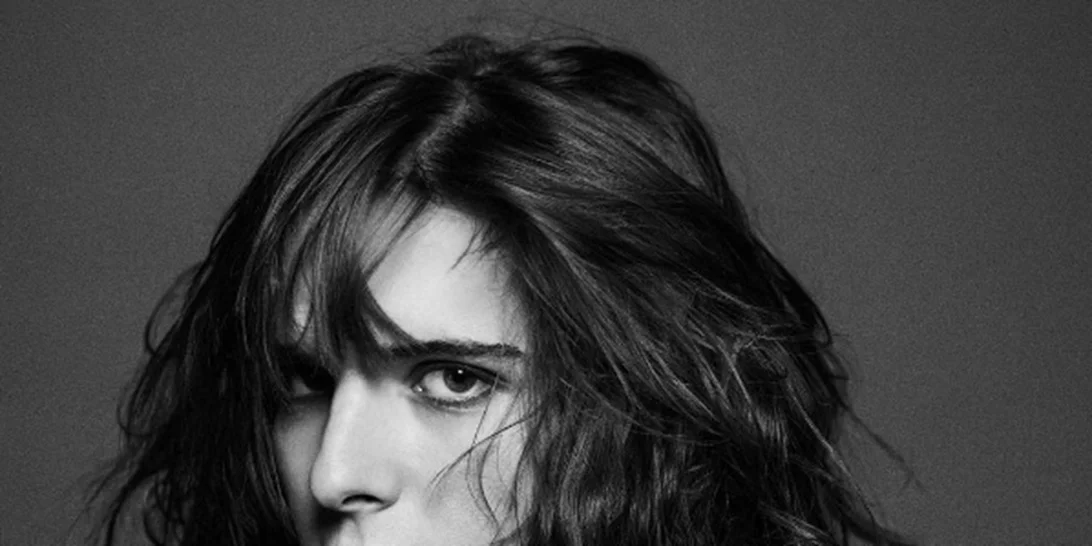 Το Love Magazine εύχεται «Καλή χρονιά» με το πιο αισθησιακό βίντεο από την Hari Nef