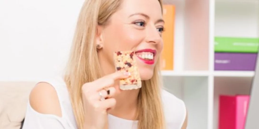 Γιατί είναι τόσο απαραίτητα τα σνακ και ποια να διαλέξεις; Η διαιτολόγος απαντά