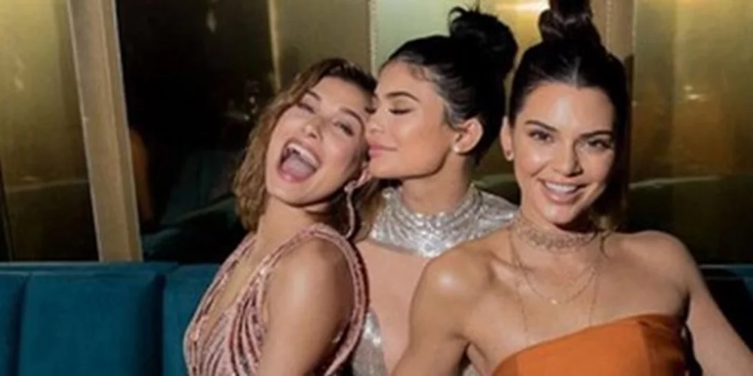 To «λάθος» της φωτογραφίας γέμισε απορία τους θαυμαστές των αδερφών Jenner