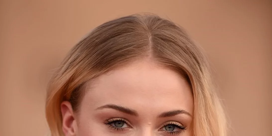 Η Sophie Turner αρραβωνιάστηκε και εμείς ξέρουμε μία beauty λεπτομέρεια που πρέπει να μάθεις