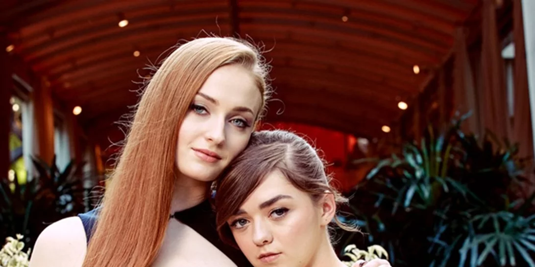 Maisie Williams-Sophie Turner: Η γλυκιά στιγμή στο κόκκινο χαλί!