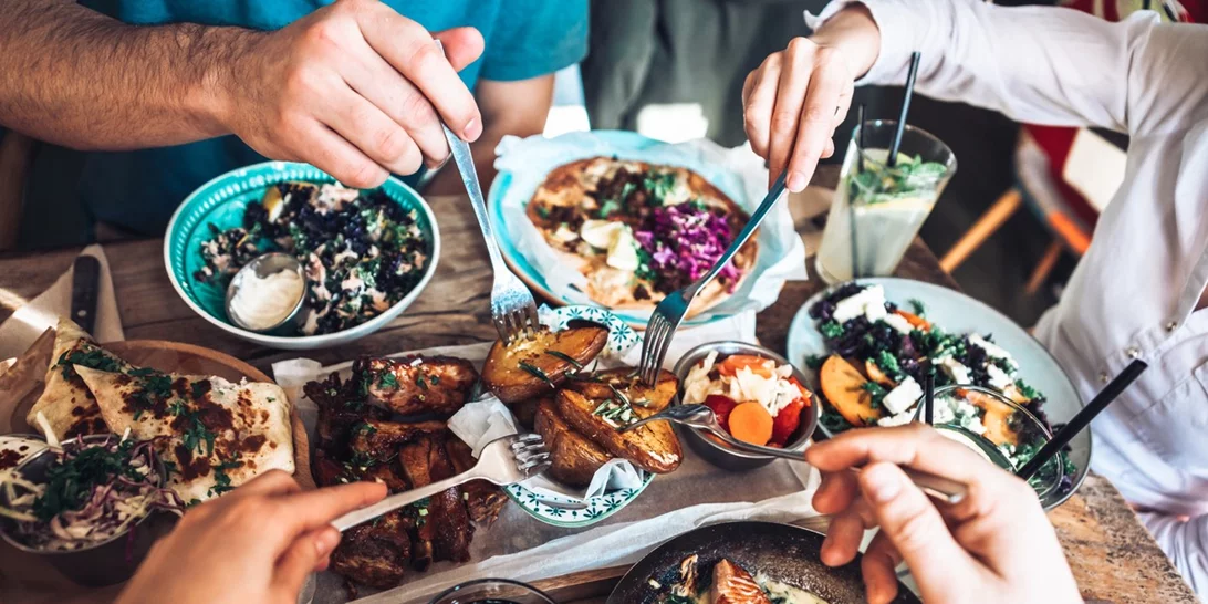 Πώς να τρως υγιεινά και λιγότερο στις εξόδους σου