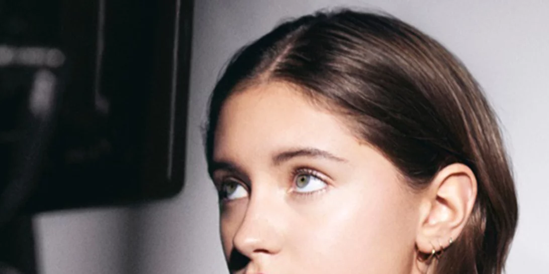 Iris Law: Πρωταγωνιστεί στη νέα beauty καμπάνια της Burberry