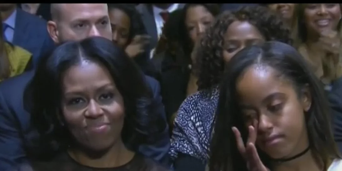 Malia Obama: Παρακολούθησε βουρκωμένη την αποχαιρετιστήρια ομιλία του Barack Obama (βίντεο)