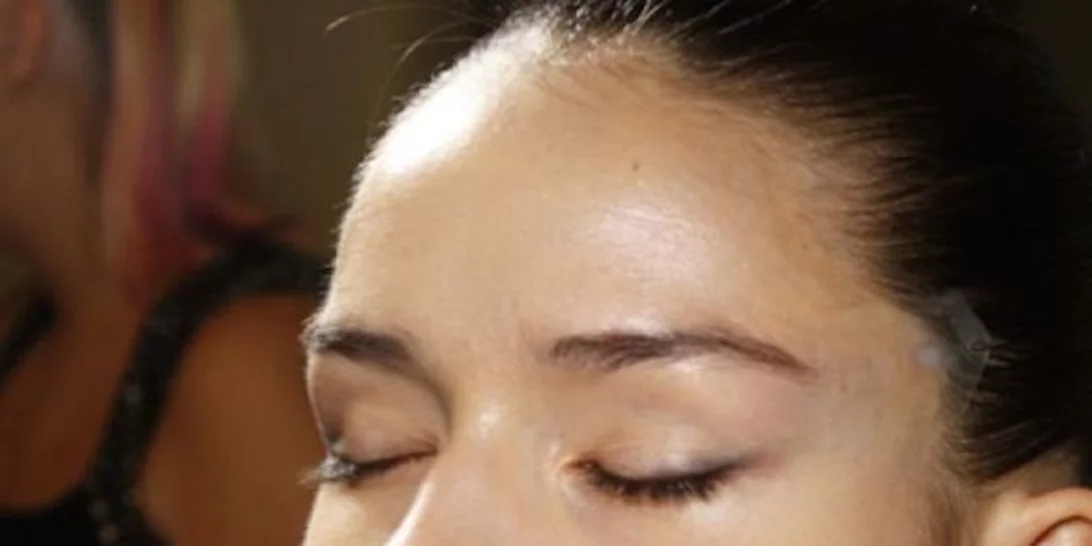 Ο πιο περίεργος και ασυνήθιστος τρόπος να κάνεις το μακιγιάζ σου να διαρκέσει για ώρες!