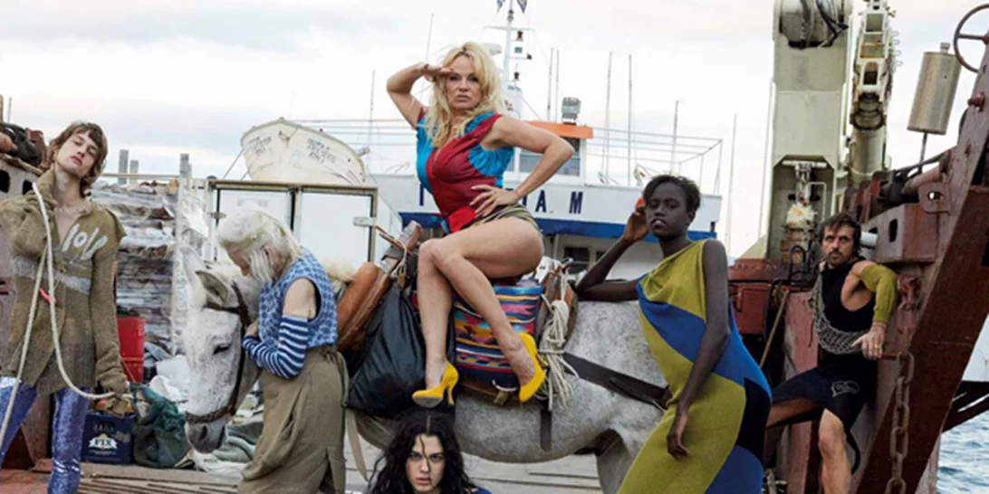 Pamela Anderson: Δες την εκπληκτική της φωτογράφιση με τη Vivienne Westwood