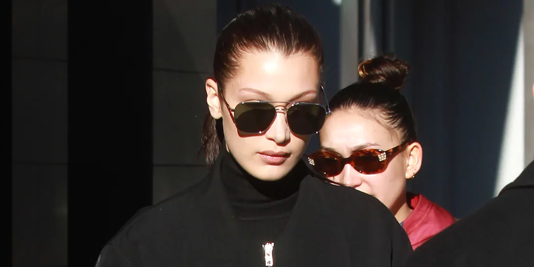 Total black ντύσιμο: Η Βella Hadid παραδίδει μαθήματα στυλ