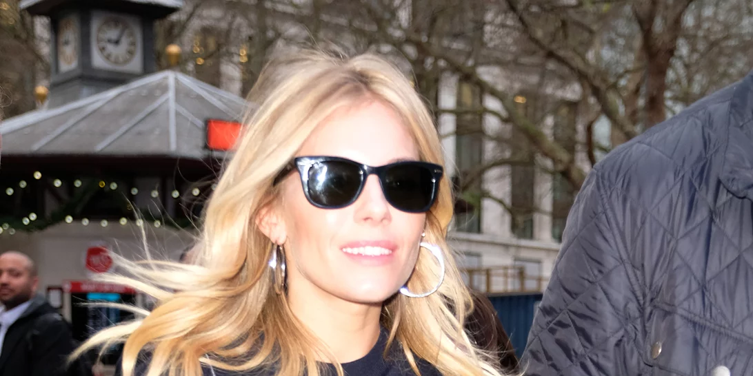 Sienna Miller: Με τι συνδύασε το graphic t-shirt της;