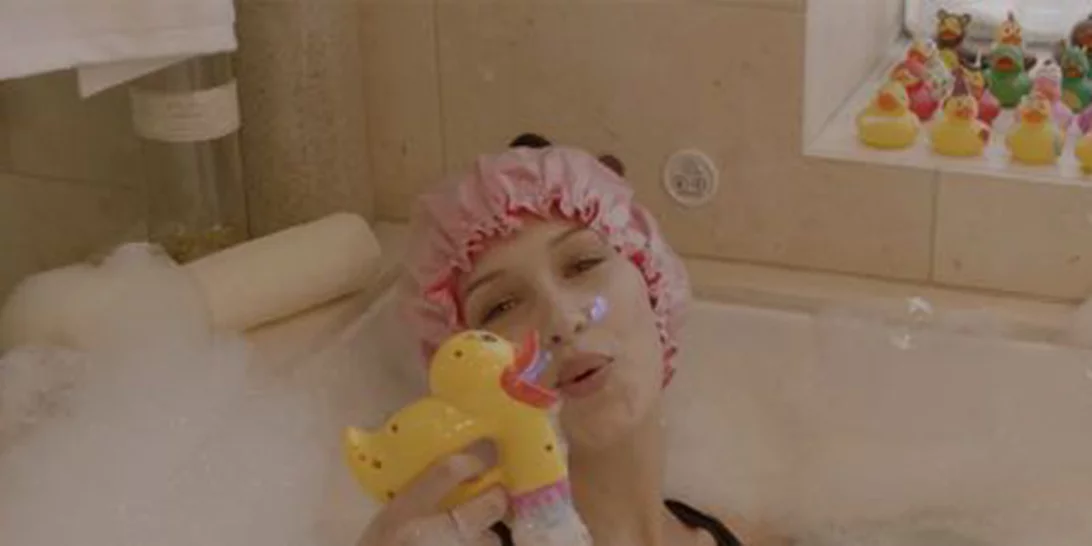 Bella Hadid: Μας υποδέχεται στην μπανιέρα του σπιτιού της (βίντεο)