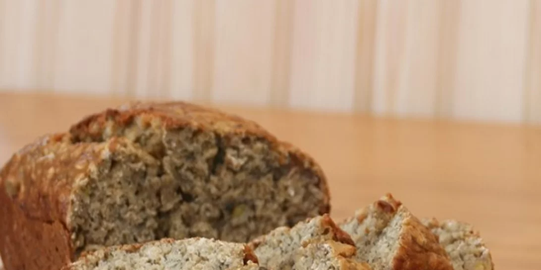 Kέικ κανέλα με καρύδια, τζίντζερ και σταφίδες από την Ελένη Ψυχούλη