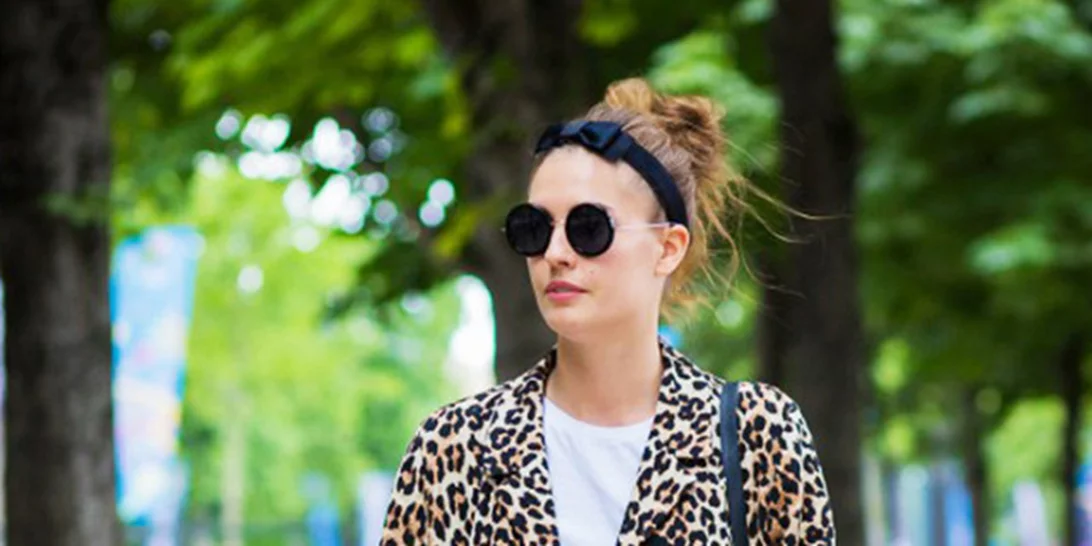 Φόρα ΑΛΛΙΩΣ τα ρούχα που ήδη έχεις (το t-shirt, το παλτό, το μικρό μαύρο φόρεμα)