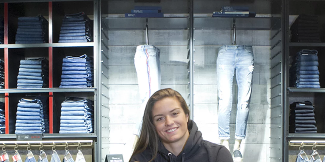 Η τενίστρια Μαρία Σάκκαρη είναι το νέο πρόσωπο της Replay!