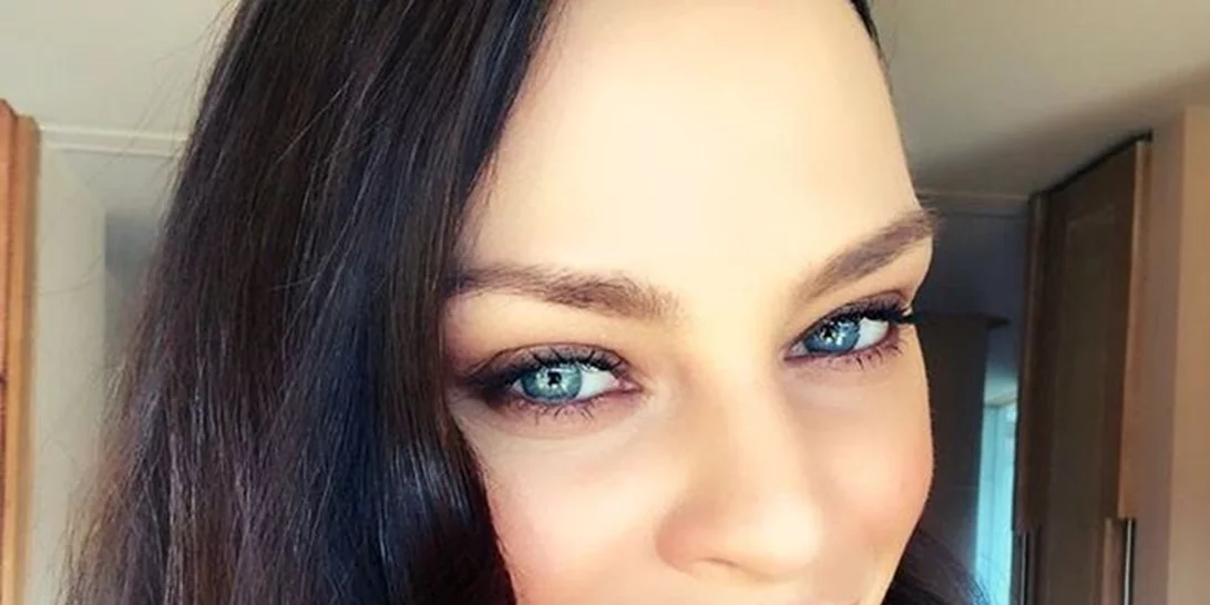 Υβόννη Μπόσνιακ | Με total black look σε βραδινή εμφάνιση