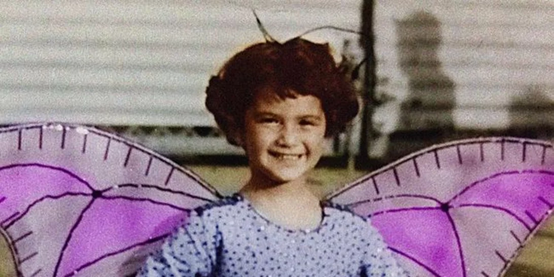 Ποια γνωστή ελληνίδα τραγουδίστρια είναι το κοριτσάκι της φωτογραφίας;