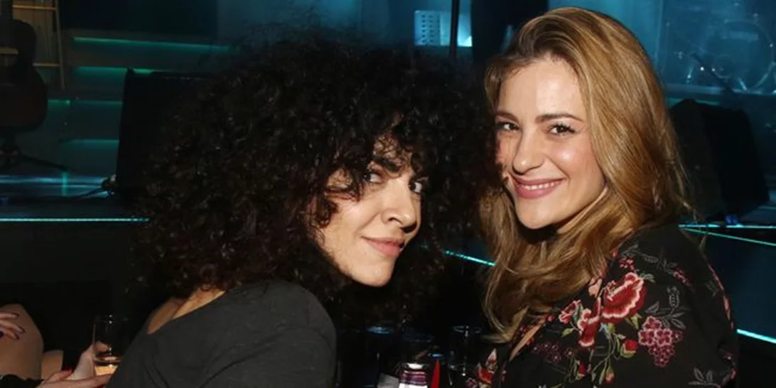 Μαρία Σολωμού: Νυχτερινή έξοδος στον αγαπημένο της, Πάνο Μουζουράκη με σούπερ μίνι