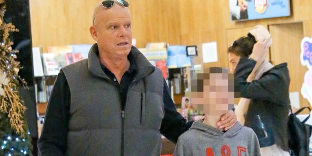 Τζώνη Καλημέρης: Σπάνια δημόσια εμφάνιση με τους γιους του