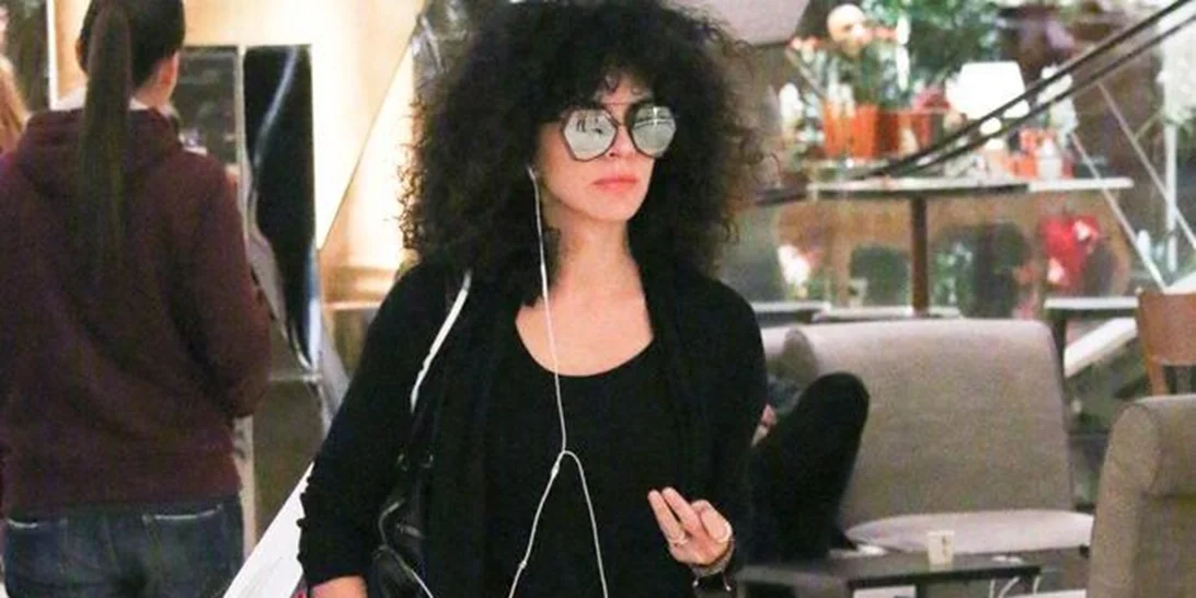 Μαρία Σολωμού: Βόλτα στα μαγαζιά με total black look