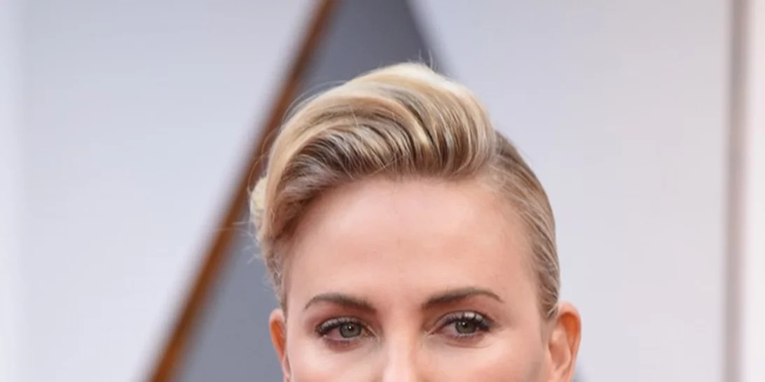 Charlize Theron | Αποκαλύπτει πως κάπνιζε μαριχουάνα!