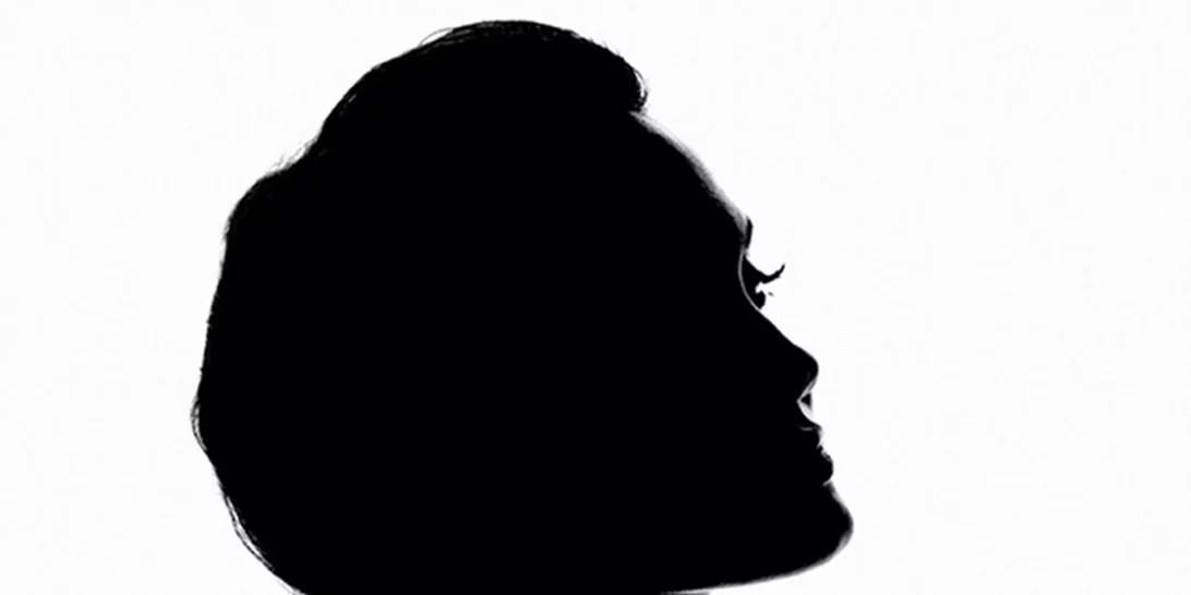 Επιτέλους! Δες την επίσημη φωτογραφία της καμπάνιας Guerlain με πρωταγωνίστρια την Angelina Jolie