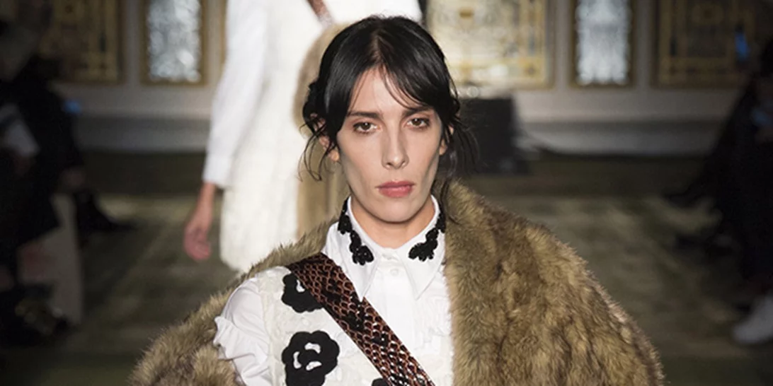 Simone Rocha: Δεν θα πιστέψεις τις ηλικίες των μοντέλων στο show της...