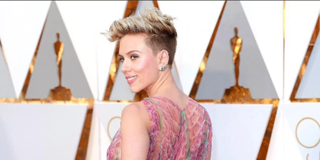 Scarlett Johansson: Δεν θα πιστεύεις ποιος την συνόδευσε στο κόκκινο χαλί