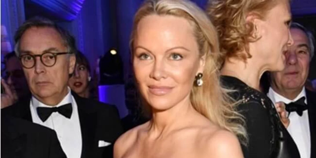 Pamela Anderson: Εντελώς αγνώριστη σε βραδινή της έξοδο
