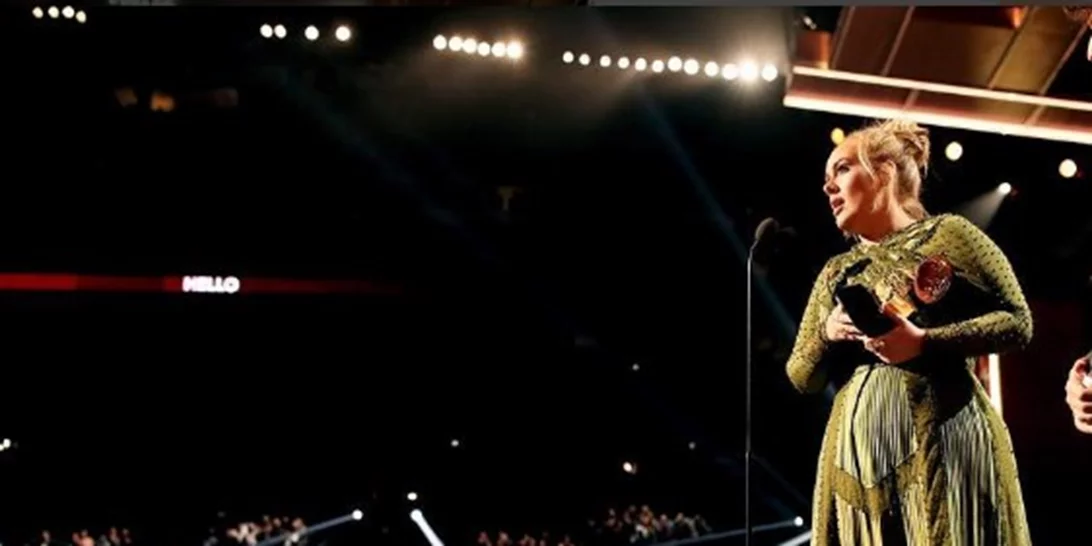 Adele: Λυγίζει στη σκηνή των Grammy! Σε ποιον αφιέρωσε το βραβείο της;