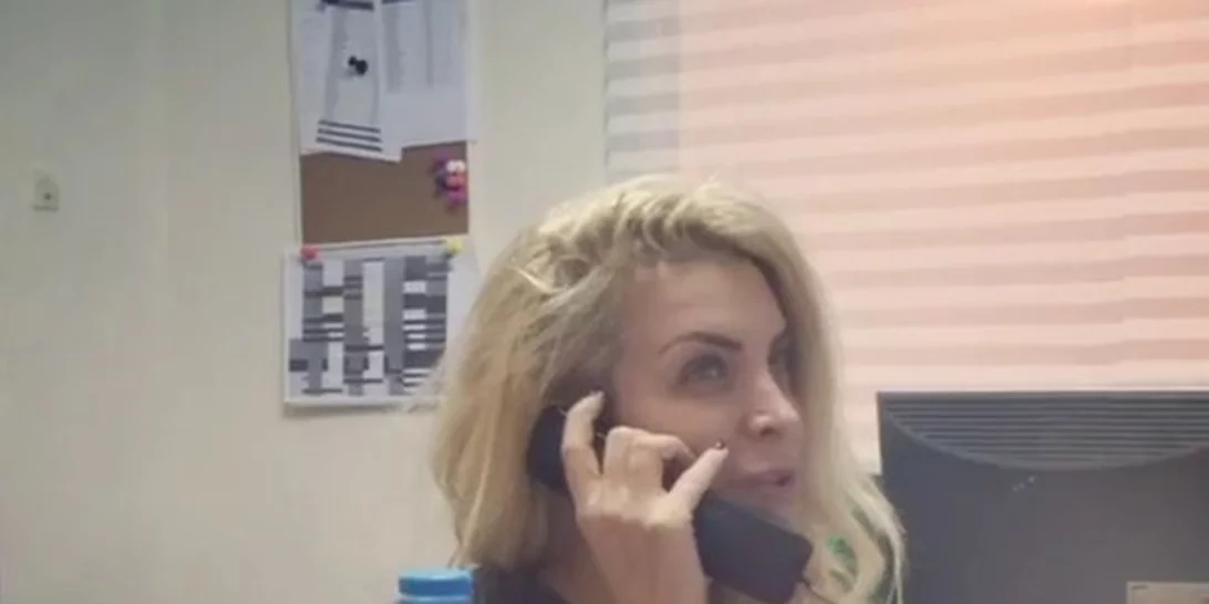 Κατερίνα Καινούργιου: Χωρίς μακιγιάζ στο γραφείο της εκπομπής της (video)